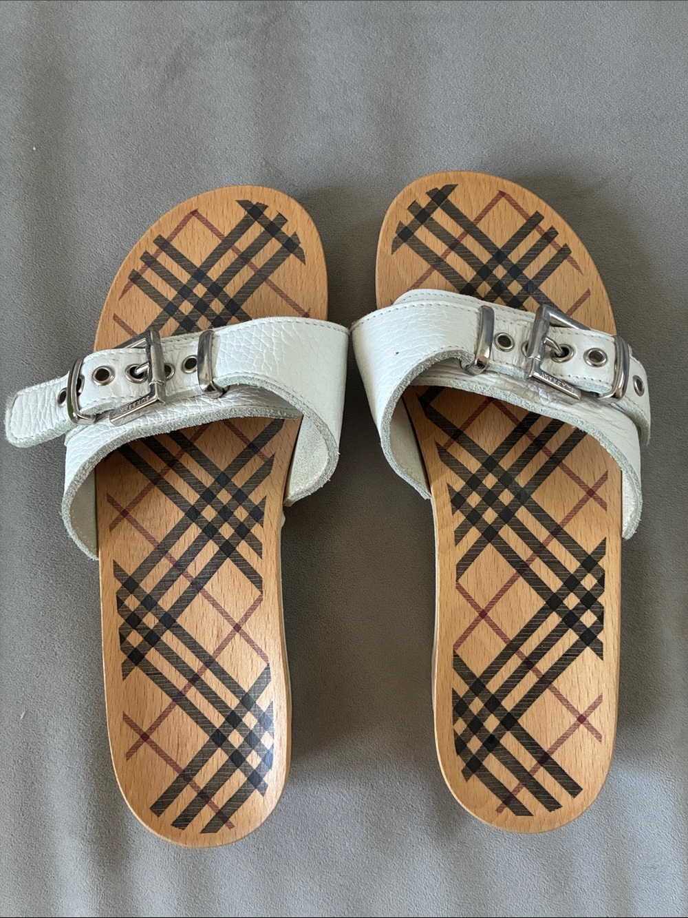 Burberry White Leather Buckle Slide Sandals with Plaid Footbed